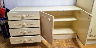 Muebles de dormitorio. Cómoda de madera lacada