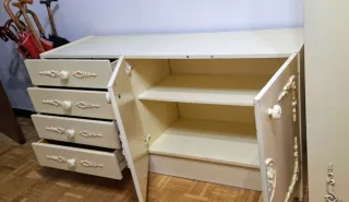 Muebles de dormitorio. Cómoda de madera lacada