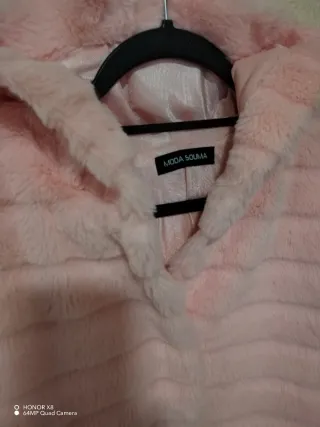 Abrigo rosa de pelo sintético con capucha