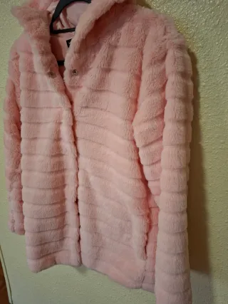 Abrigo rosa de pelo sintético con capucha