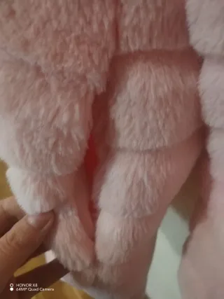 Abrigo rosa de pelo sintético con capucha