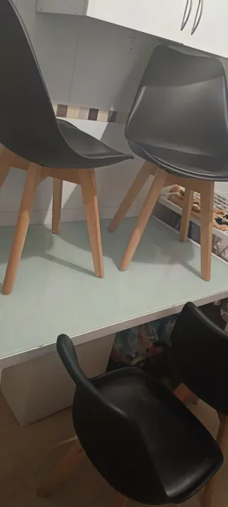 4 Sillas Comedor Plástico y Madera Negras