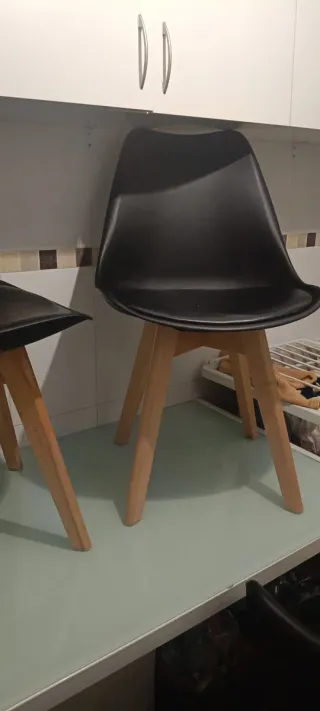 4 Sillas Comedor Plástico y Madera Negras