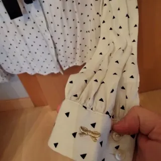 Blusa blanca con chalina negra