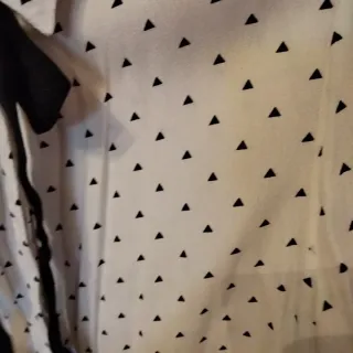 Blusa blanca con chalina negra