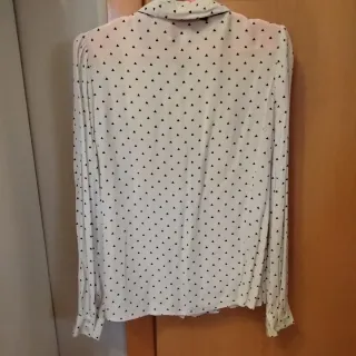 Blusa blanca con chalina negra