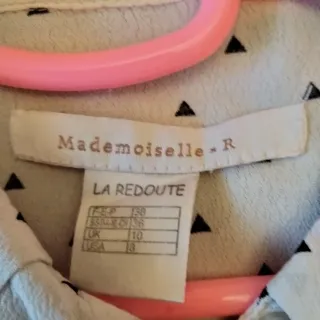 Blusa blanca con chalina negra