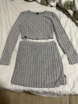 Conjunto top y falda gris