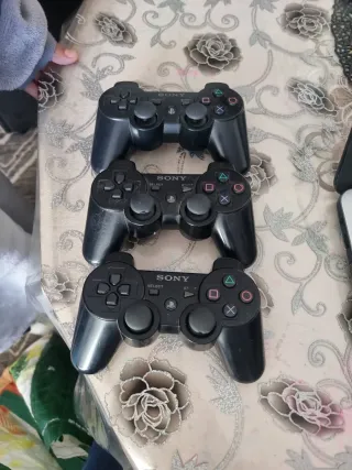 Consola PS3 con 3 mandos y 21 juegos