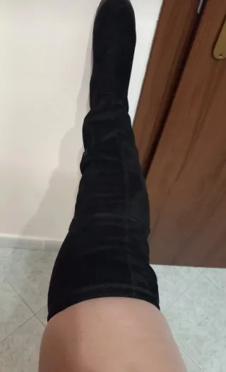 Stivali neri alti sopra il ginocchio