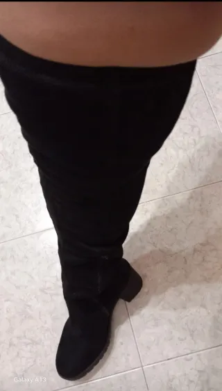 Stivali neri alti sopra il ginocchio