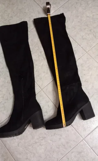 Stivali neri alti sopra il ginocchio