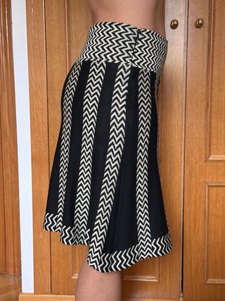 Falda Adolfo Domínguez estampada · Talla P