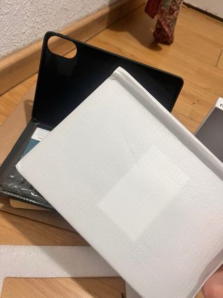 Xiaomi Redmi Pad 2 con funda, lápiz y teclado