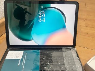 Xiaomi Redmi Pad 2 con funda, lápiz y teclado