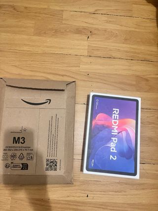 Xiaomi Redmi Pad 2 con funda, lápiz y teclado