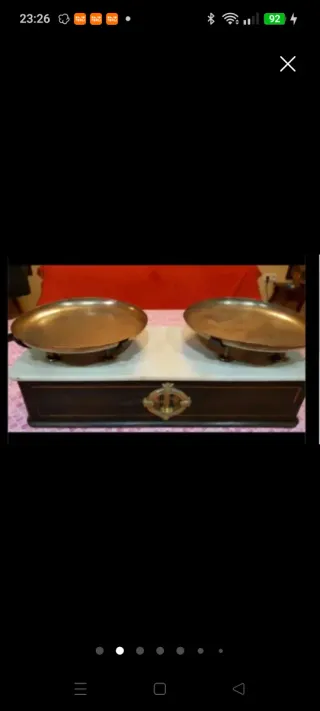 Báscula antigua de farmacia con pesas