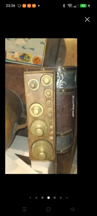 Báscula antigua de farmacia con pesas