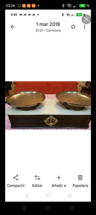 Báscula antigua de farmacia con pesas