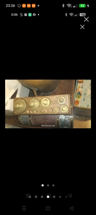 Báscula antigua de farmacia con pesas