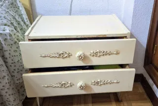 Muebles de dormitorio . Mesita de noche madera col