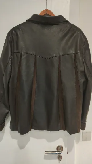 Chaqueta de piel marrón tipo capa