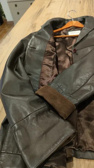 Chaqueta de piel marrón tipo capa