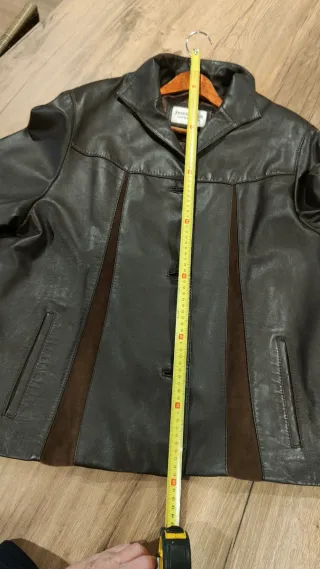 Chaqueta de piel marrón tipo capa