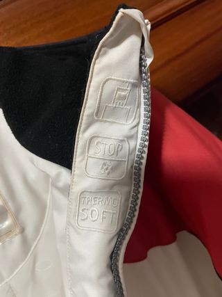 Chaqueta de nieve roja y blanca