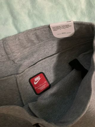 Pantalón Nike Tech Gris