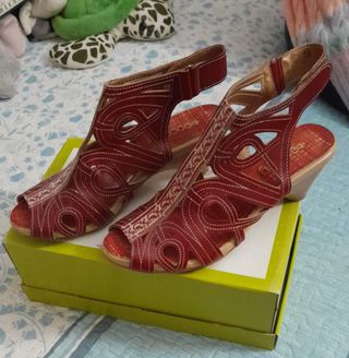 Sandalias Rojas con Flores Cortadas