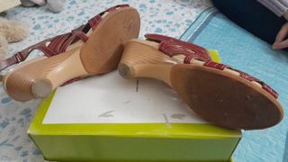 Sandalias Rojas con Flores Cortadas