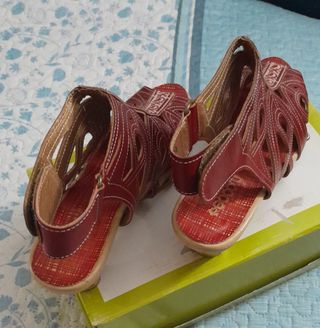 Sandalias Rojas con Flores Cortadas