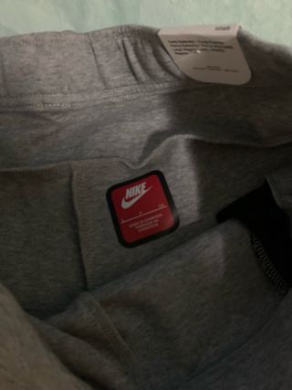 Pantalón Nike Tech Gris