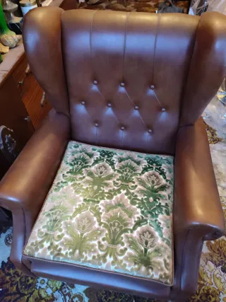 Sofá cama y 2 butacas marrones