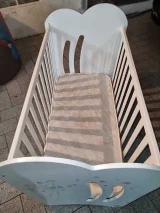 Berço Micuna branco com corações