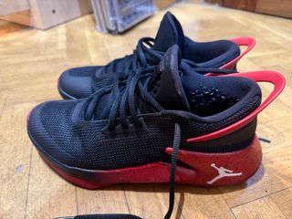 Zapatillas Jordan Negras y Rojas