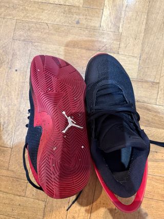 Zapatillas Jordan Negras y Rojas