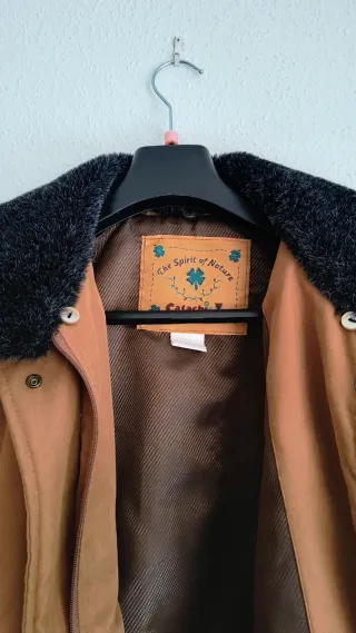 Chaqueta marrón con cuello de pelo