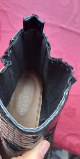 Botines negros efecto piel de cocodrilo