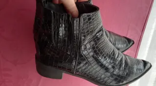 Botines negros efecto piel de cocodrilo
