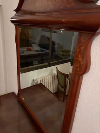 Cómoda de madera con espejo