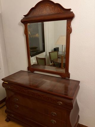 Cómoda de madera con espejo