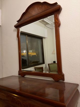 Cómoda de madera con espejo