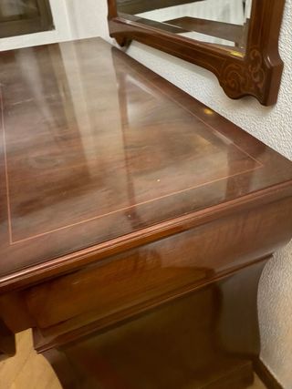 Cómoda de madera con espejo