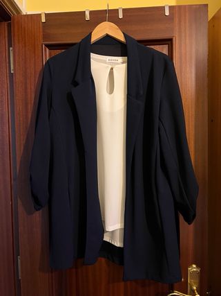 Blusa blanca y americana azul