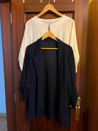 Blusa blanca y americana azul