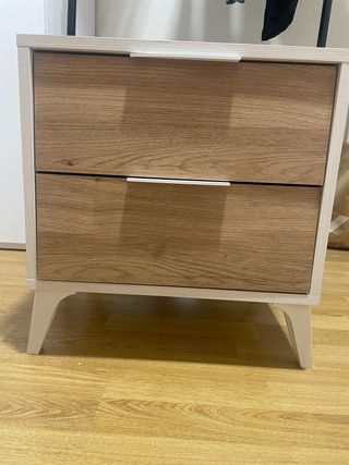 Dos mesitas de noche de madera