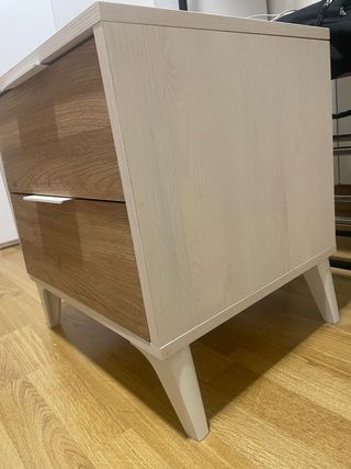 Dos mesitas de noche de madera