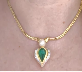 Collar vintage lágrima esmeralda y perla